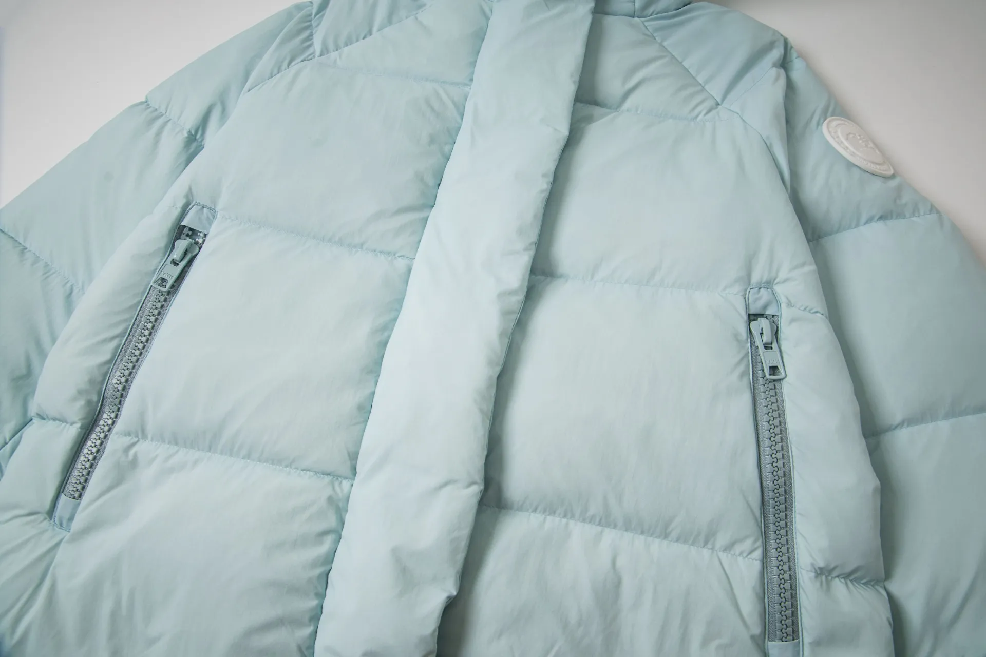 P770 model number: G124 Canada Goose PASTELS series new Parker couple's hooded down jacket 1️⃣The fabric is made of soft EnduraLuxe fabric, which enhances the durability of easy-to-wear parts, is lightweight and durable; the inner liner is made of anti-velvet gallbladder, which is comfortable and soft without velvet. It has a detachable hood, can be adjusted in two directions, and is also filled with down, which brings greater softness and wrapping around the head and neck, and is full of warmth. This parka features white trim on the back and sides, and the hardware locks are all original and custom-made to match the muted fabric color. Goose label: The official website’s new series of silicone material labels, non-embroidery labels. 2️⃣It is very youthful and energetic, and can be easily worn by both men and women. It is very in line with the fashion aesthetic concepts of today's young people! 3️⃣ A full set of customized accessories, complete with three standards, same style for men and women, a must-have for couples! Color: black, white, pink, stone gray, water-soluble blue Size: XS, S, M, L